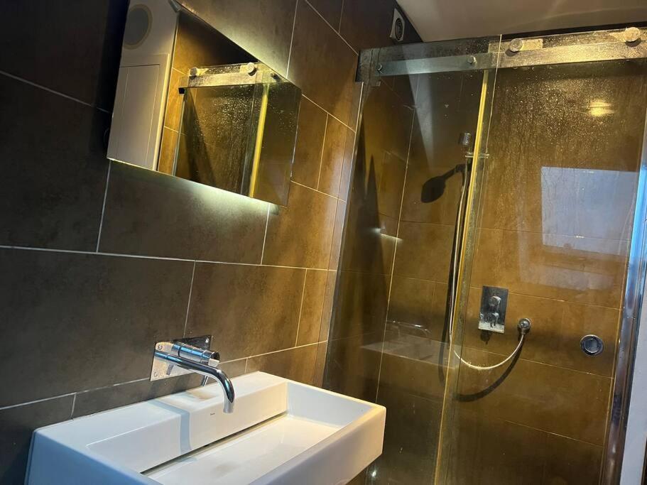 Four Bedroom Modern Victorian Wandsworth House London Eksteriør billede